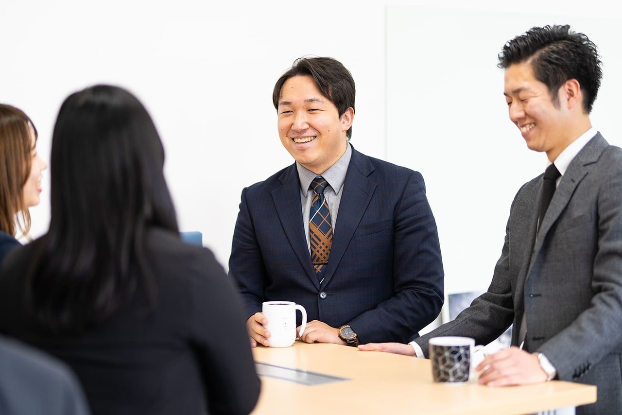 事務所は明るく清潔感があります